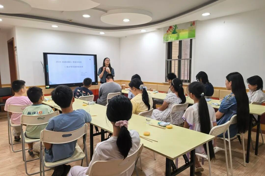 高静老师为社区青少年开展陶瓷文化专题讲座