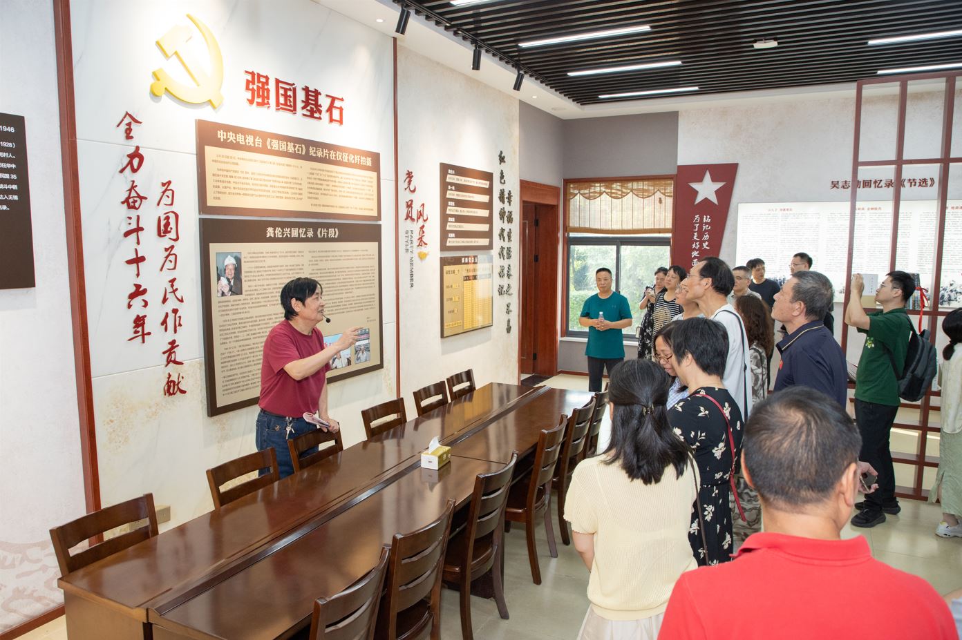 展厅内参观照片2